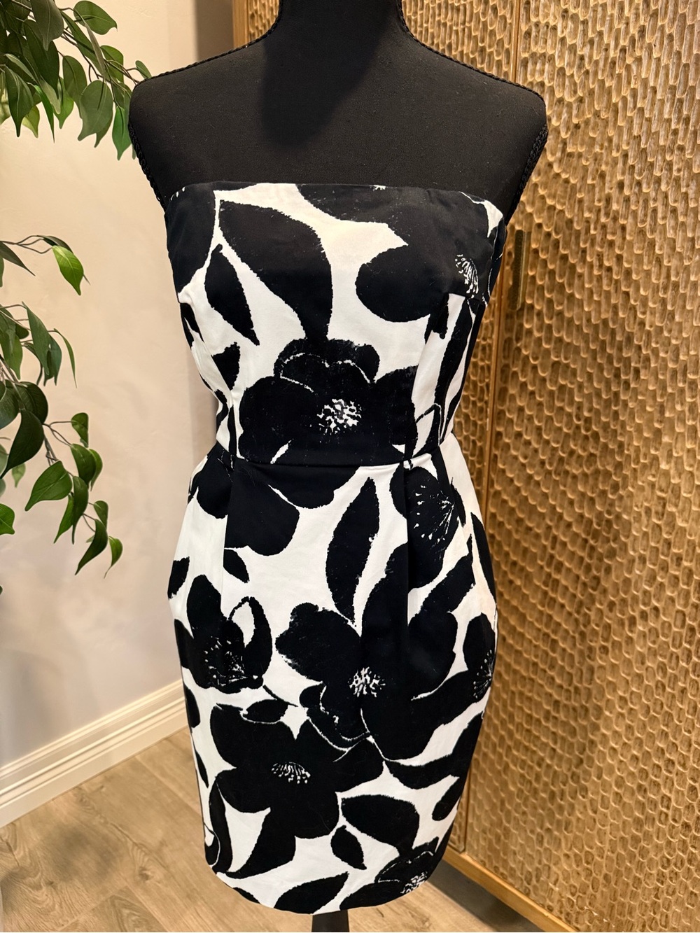 Express Black and White Strapless Floral Sheath Dress, Satin lined - Picture 5 of 10